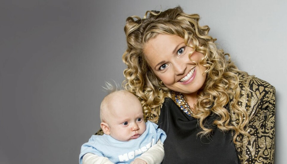 Med overalt: Mens Helene Bøksle gir alt på scenen, sitter lille Emil backstage og venter på at mamma skal bli ferdig.