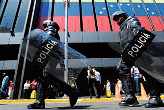 Politiets beredskapstropper må stadig rykke ut mot vold i gatene i Caracas, Venezuela.