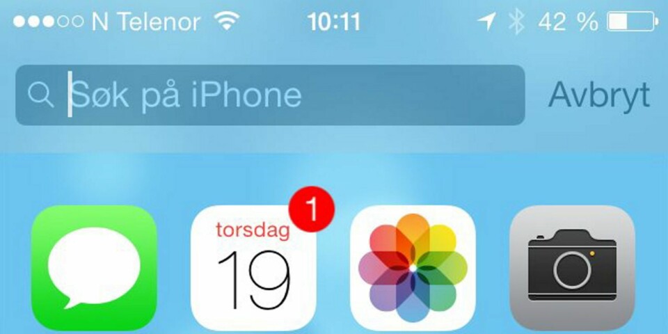 SPOTLIGHT SØKET: Det er ikke borte, bare flyttet. Plasser fingeren midt på hjem-skjermen og dra litt ned, så dukker den opp slik du ser på bildet.
