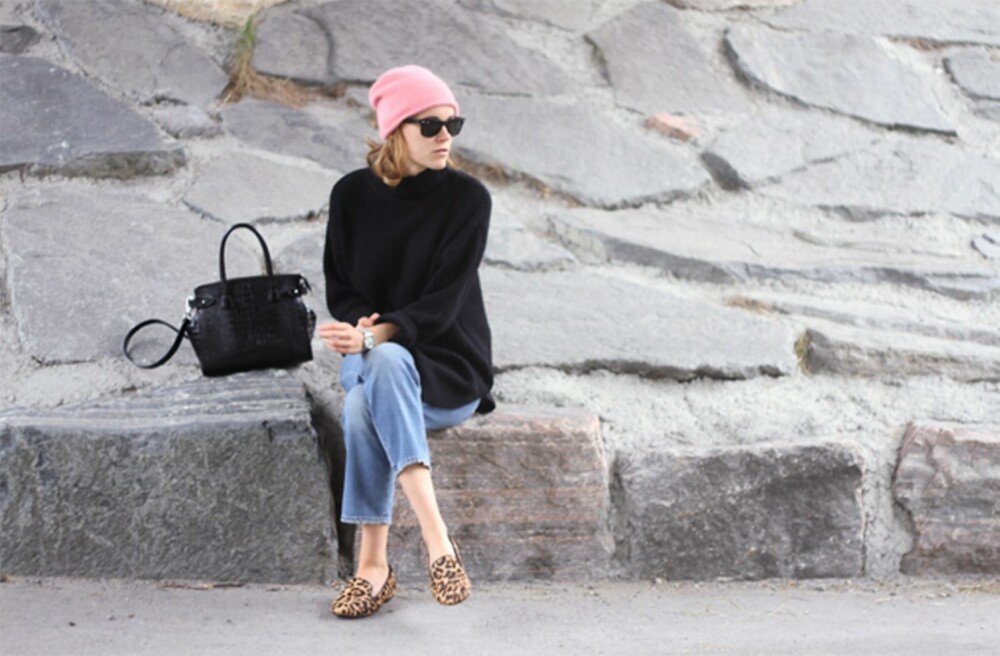 INSPIRASJON: Moteblogger Sara Strand er ofte å se iført luen fra FWSS. Selv styler hun den både opp og ned, her med en enkel jeans og en høyhalset, svart genser.