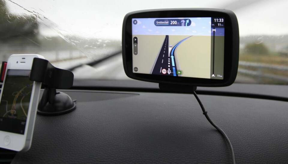STOR: Bare skjermstørrelsen er med å på gjøre den så pass lettlest at informasjonsbehovet ditt er dekket etter noen korte blikk på skjermen. Her på dashbordet i en 2007 VW Passat (iPhone med for å vise størrelsen). FOTO: Terje Haugen