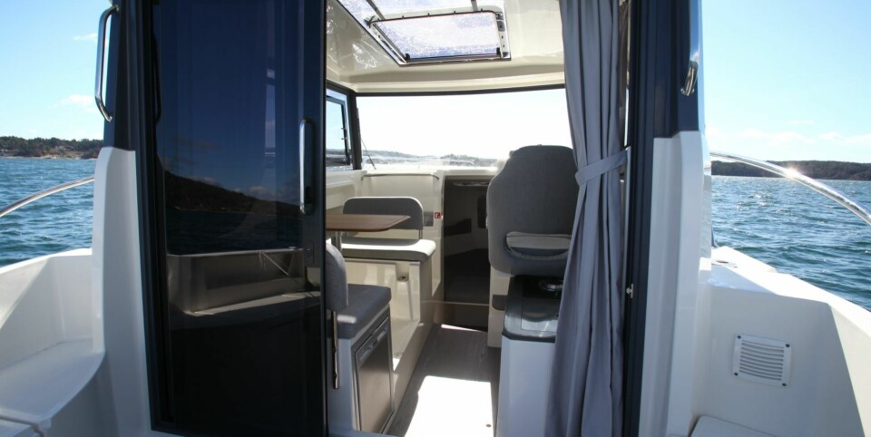 TRYGG: Å bevege seg rundt om på båten har blitt en trygg og behagelig affære. Solid rekke er på plass, samt gode gripemuligheter på taket. FOTO: Terje Haugen