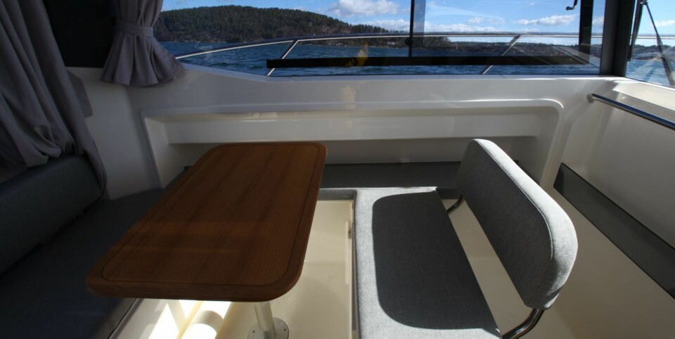 GOD PLASS : Tross noen mangler ved prototypen, fikk vi inntrykk av god plass og grei sikt ved benkene babord. FOTO: Terje Haugen