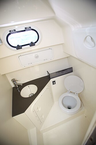 TOALETT: Siden båten legger opp til turbruk, er det hyggelig å finne et rommelig toalett om bord. FOTO: Terje Haugen
