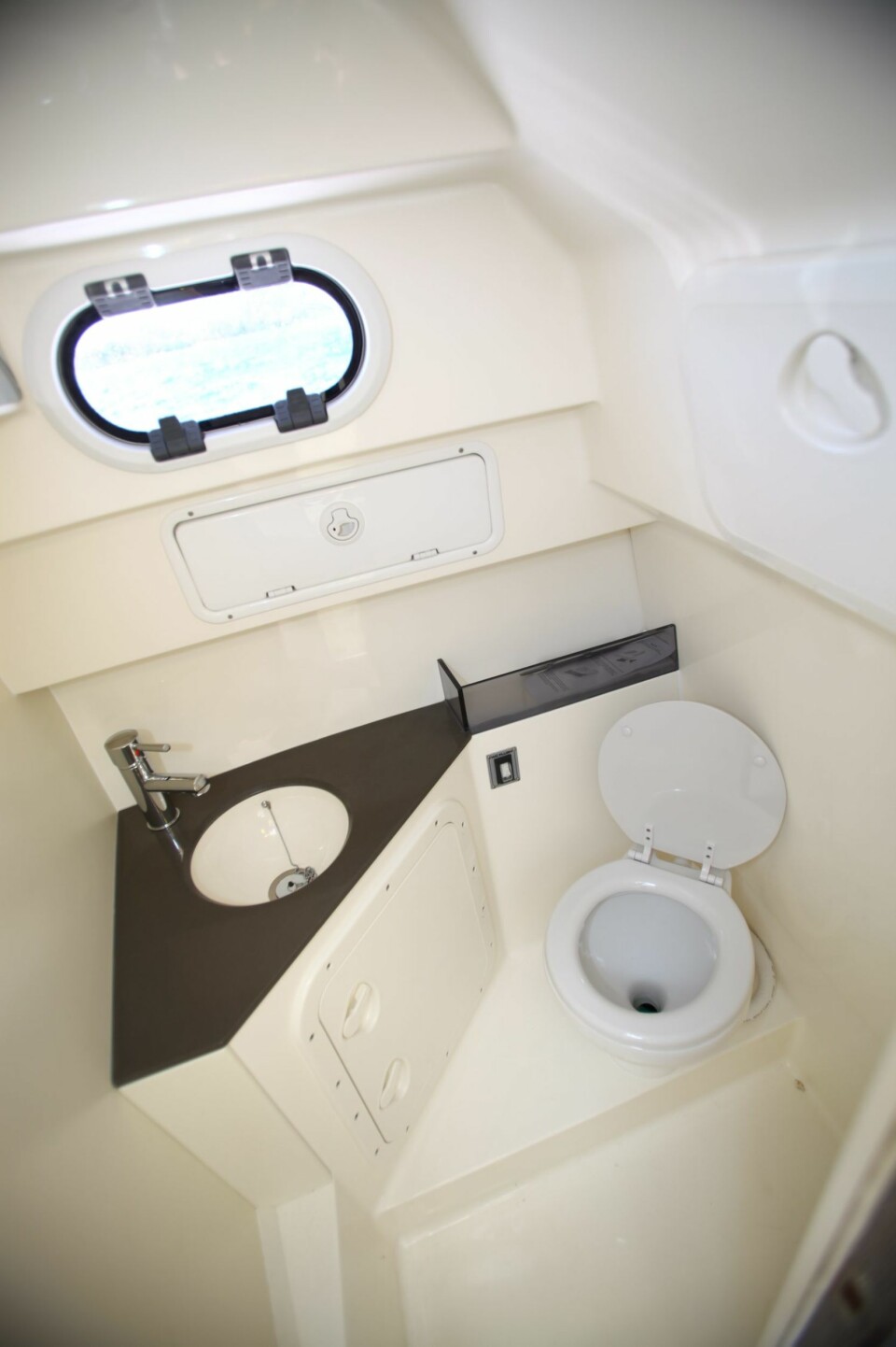 TOALETT: Siden båten legger opp til turbruk, er det hyggelig å finne et rommelig toalett om bord. FOTO: Terje Haugen