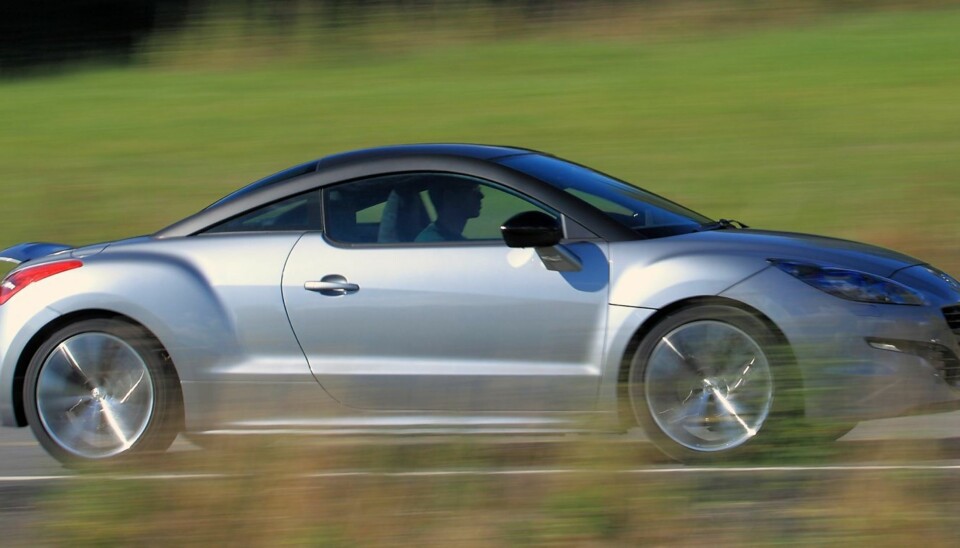 FARTSFØLELSE: Det skal være moro å kjøre sportsbil, og Peugeot RCZ formidler masse fartsfølelse. Motoren har godt med krefter, men vi kunne ønsket oss en litt lavere utveksling i en sportslig bil. FOTO: Egil Nordlien, HM Foto