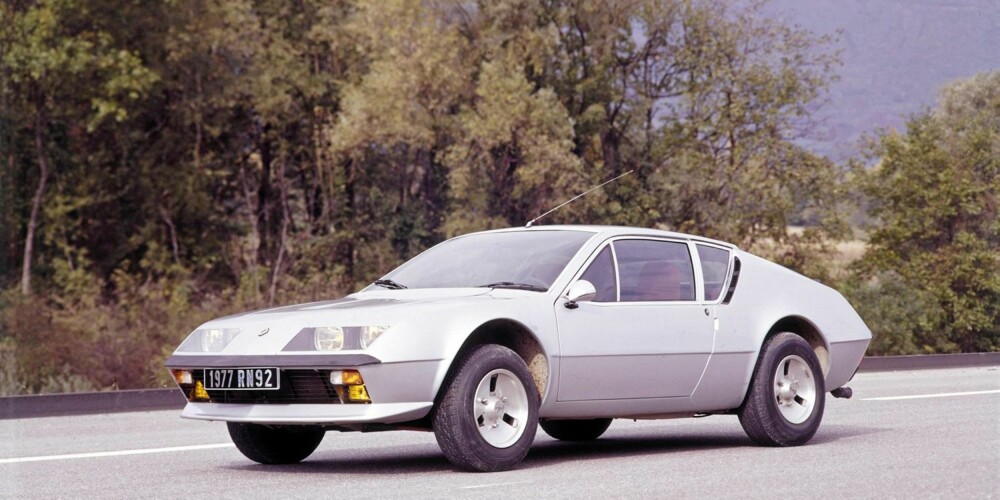 LETT GLEDE: Med en vekt på under ett tonn, byr Renault Alpine A310 på kjøreopplevelser utenom det vanlige. Hekkmotoriserte biler krever imidlertid litt tilvenning, så ikke tråkk til for fullt fra første sving. LETT GLEDE: Med en vekt på under ett tonn, byr Renault Alpine A310 på kjøreopplevelser utenom det vanlige. Hekkmotoriserte biler krever imidlertid litt tilvenning, så ikke tråkk til for fullt fra første sving.