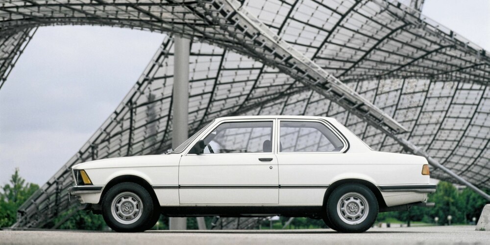 FAMILIEVENNLIG: For deg som vil på lengre turer med familie og bagasje, men likevel vil ha en sjarmerende veteranbil med nok kraft, er BMW 323i et godt valg. Nok krefter og klassiske kjøreegenskaper sørger for underholdningen bak rattet. FAMILIEVENNLIG: For deg som vil på lengre turer med familie og bagasje, men likevel vil ha en sjarmerende veteranbil med nok kraft, er BMW 323i et godt valg. Nok krefter og klassiske kjøreegenskaper sørger for underholdningen bak rattet.