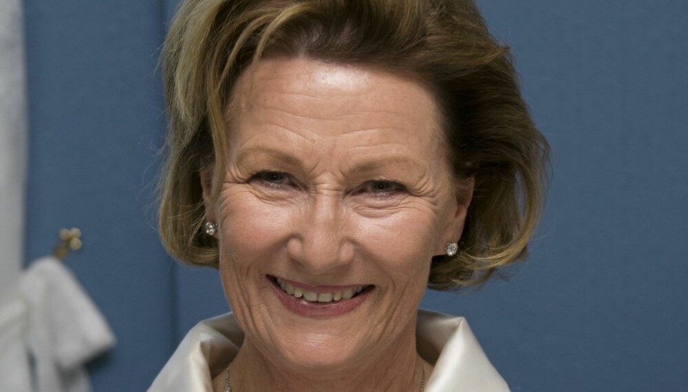 STRÅLER: Dronning Sonja holder seg utrolig godt, og få ville tippet at hun fyller 75 år i dag.