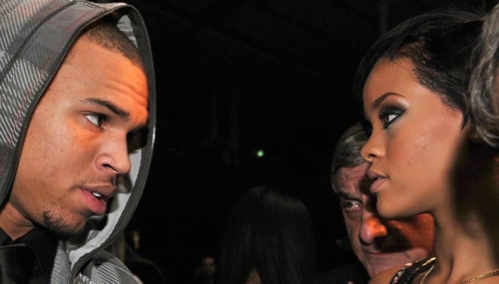 LEKER MED ILDEN: Det endte med katastrofe sist gang Chris Brown og Rihanna var et par. Nå håper faren til Rihanna at de to kan finne tilbake til hverandre igjen.