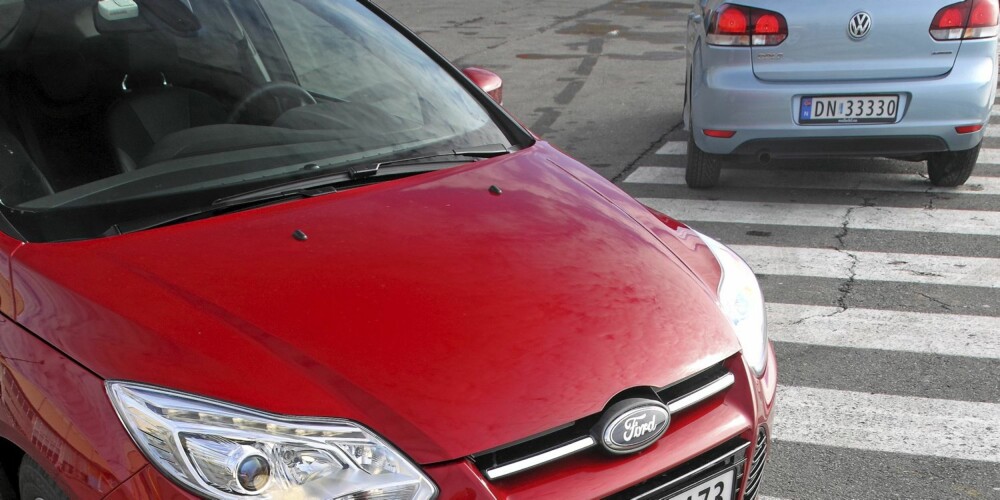 PRISKRIG: Volkswagen-utstyret gjør at en Golf egentlig er mye dyrere enn en tilsvarende utstyrt Ford Focus. Kampanjepriser ut tyskerens levetid gjør imidlertid at den blir noen hundrelapper billigere. PRISKRIG: Volkswagen-utstyret gjør at en Golf egentlig er mye dyrere enn en tilsvarende utstyrt Ford Focus. Kampanjepriser ut tyskerens levetid gjør imidlertid at den blir noen hundrelapper billigere.