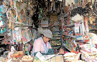 En bod på markedet i El Alto. Her selges hva som helst. Til venstre henger lamafoster som brukes til heksekunst.