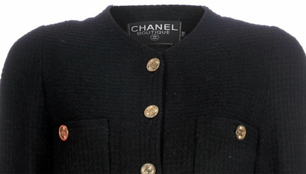 CHANEL-JAKKA: Jakka over alle jakker? Heldigvis trenger ikke Chanel-jakka være fra Chanel. Denne er riktignok ekte Chanel. Vi fant den som et vintage-kupp på Farfetch.com til "bare" 1725 dollar, ca 10 500 kr.