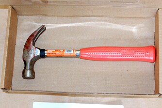 Hammeren og noen av gjenstandene som ble brukt under mishandlingen.
