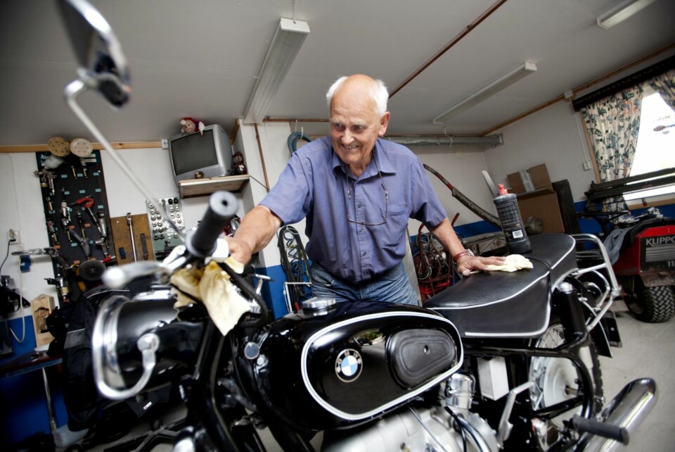 KOSTBART: Motorsykkelen var dyr. De hadde heller aldri råd til å fylle full tank. I 1959 kostet én liter bensin 96 øre literen. Asle tjente 13 kroner dagen.