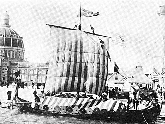 «Viking» ligger med heist seil og full flaggføring ved kai foran verdensutstillingen i Chicago.