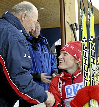 VANT I TRONDHEIM: Tora Berger vant 12,5 km fellesstart under verdenscupen i skiskyting i Granåsen i 2009. Her hilser hun på kong Harald.