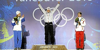 OL I FJOR: Seiersseremoni på Whistler Medal Plaza etter kvinnenes 15 km skiskyting. Tora Berger med Norges 100. olympiske gullmedalje. Til venstre nummer 2 Elena Khrustaleva (KAZ) og til høyre Darja Domratsjeva (BEL).