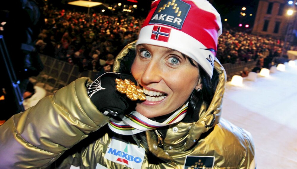 OSLO: Marit Bjørgen under medaljeseremonien på Universitetsplassen torsdag kveld med gullet hun vant under langrennssprinten i Holmenkollen tidligere på dagen.