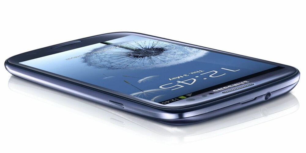 STOR: Med sin 4,8 tommers store skjerm er Galaxy S III en stor mobil. Designet maskerer imidlertid noe av størrelsen.