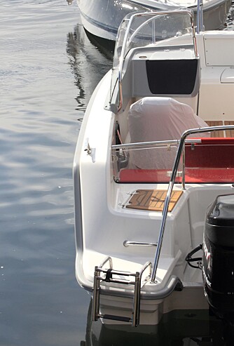 PRAKTISK: Smarte trinn gjør det lettere å gå ut og inn av båten. Lett ombordstigning etter et bad var et av ønskene fra Ryds kvinnepanel. FOTO: Egil Nordlien, HM Foto