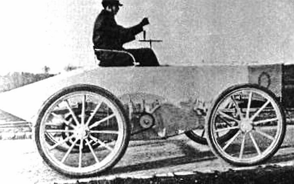Gaston de Chasseloup-Laubat i sin ikke altfor smekre elbil Jeantaud, som veide rundt 1400 kilo og hentet motorkraften fra Fulman-batterier.