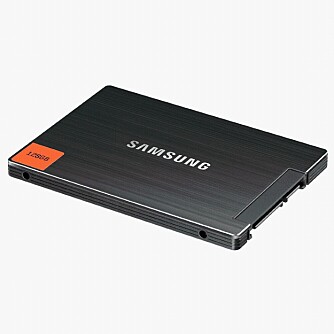 SSD: En PC med en minneharddisk (SSD) oppleves ofte som raskere enn en PC med en tradisjonell harddisk. SSD: En PC med en minneharddisk (SSD) oppleves ofte som raskere enn en PC med en tradisjonell harddisk.