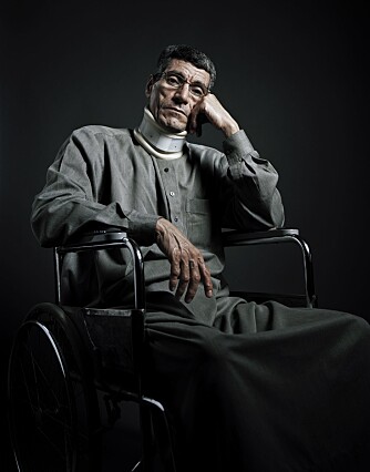 Den egyptiske akademikeren Sami al-Laithi er lenket til rullestolen etter at vokterne i Guantánamo brakk ryggen hans.