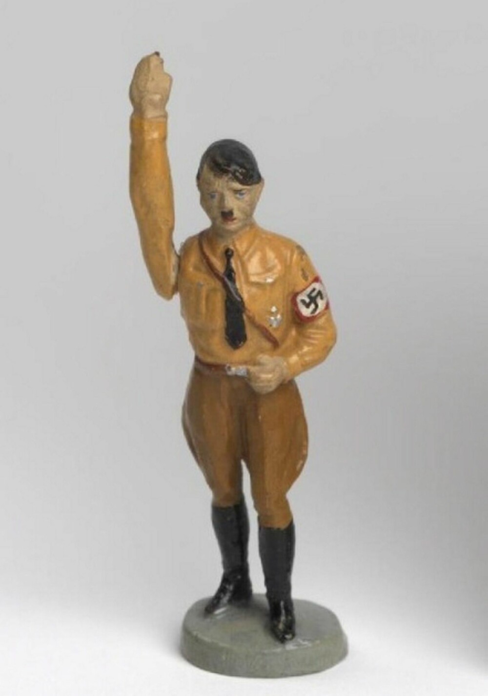 For tyske barn var Hitler det nærmeste man kunne komme en tysk superhelt. Her en populær Hitlerfigur som utførte en skikkelig zieg heil med strak arm når man dro i en liten spak på ryggen.