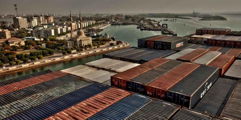 Skipet passerer byen Suez ved innseilingen til Suezkanalen. Broen rager til og med over minaretene i byen.