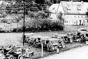 Dette bildet, funnet i et hemmelig Wehrmachtarkiv, skal angivelig vise SS-kjøretøyene som brakte den stjålne Hatvany-samlingen til saltgruven i Erzgebirge.