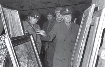 Etter krigen startet letingen etter stjålet nazikunst. Her inspiserer Dwight D. Eisenhower malerier funnet i en tysk saltgruve i 1945.