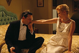 SEXY FYR: Donald Draper (Jon Hamm) er en damenes mann i serien Mad Men, her sammen med Betty Draper (January Jones).