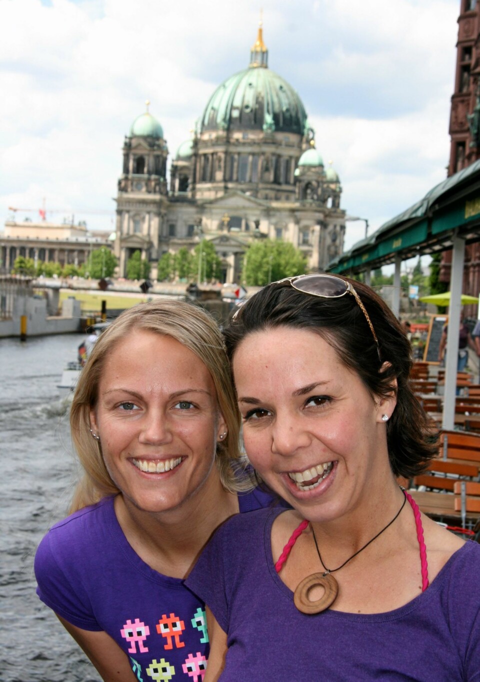 BRA BY: Norske Merete Medle (til venstre) og Marianne Hage synes Berlin er et deilig sted å feriere! Her foran Berliner Dom på museumsøya i bydelen Mitte.