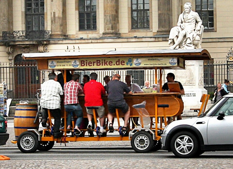 ØLSYKKEL: På Das BierBike kan du sykle, få guidet omvisning og drikke øl samtidig.