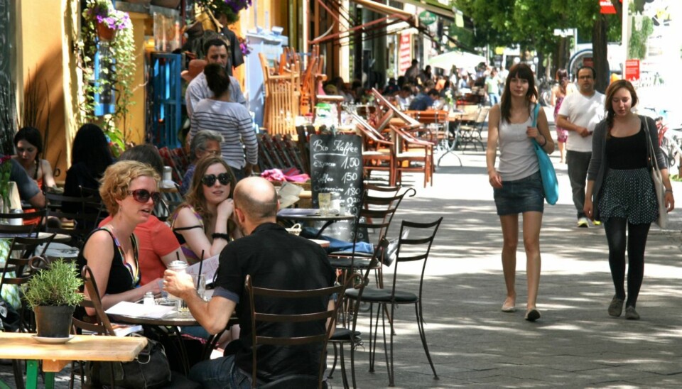 FARGERIKT: Bergmannstrasse i bydelen Kreuzberg er vel verdt et besøk. Et perfekt sted å prise våren på utekafé!