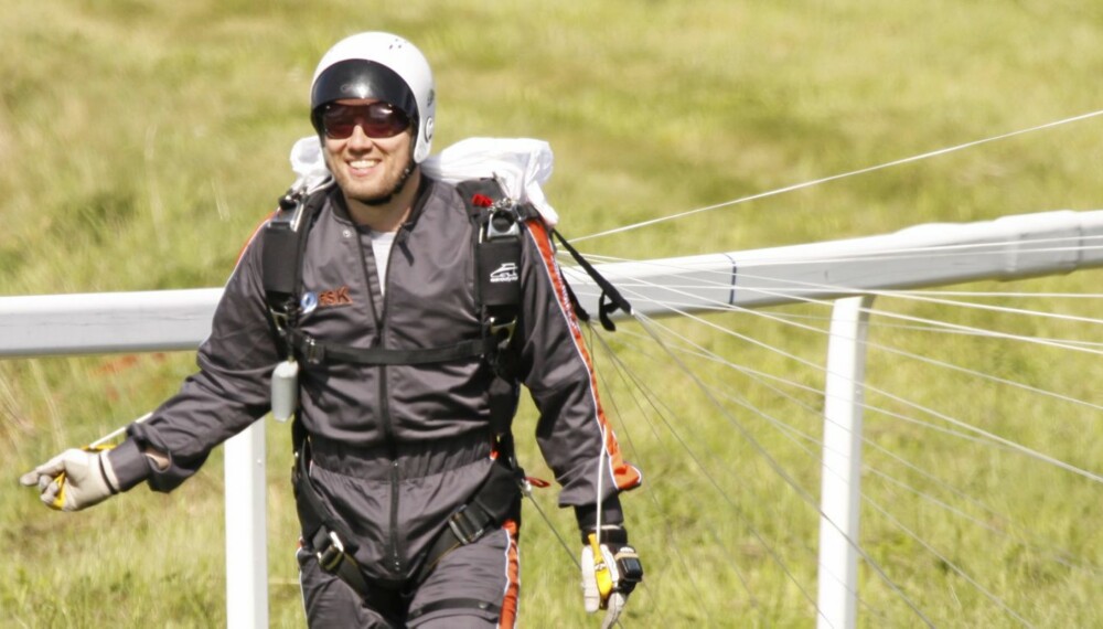 Aksel Hennie er en fallskjemslugger, og har logget 250 hopp i året. Her er skuespilleren etter en vellykket landing på Øvrevoll Galoppbane i 2009.