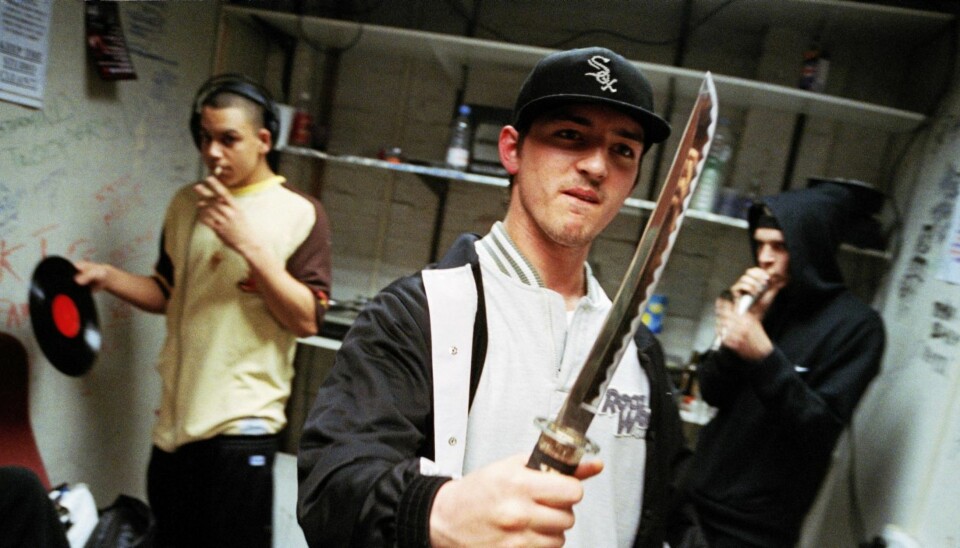 I lokalet til denne piratsenderen i London treffes hiphopens oppvoksende generasjon. En rapper inn i en mikrofon, en annne fekter med en dolk.