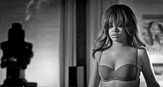 MED BH: Rihanna i en fersk og frekk reklame for undertøy fra Emporio Armani.