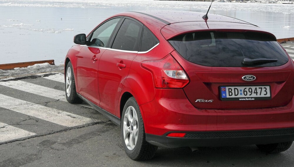 AVGIFTENE AVGJØR: Ford Focus koster 230.000 kroner i Norge, men 138.000 norske kroner i Sverige.