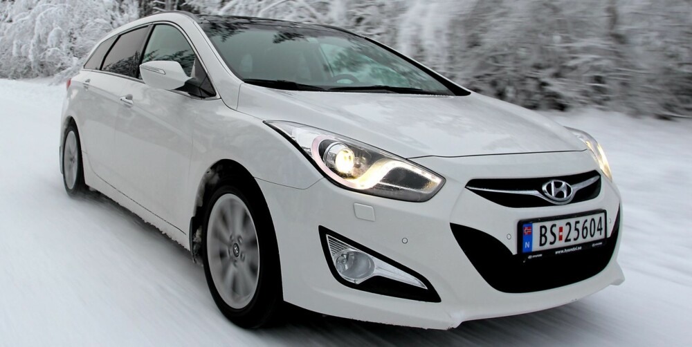 BAKSETE: Oppvarmet ratt og varme i baksetet er standard i Hyundai i40. Foto: Terje Bjørnsen