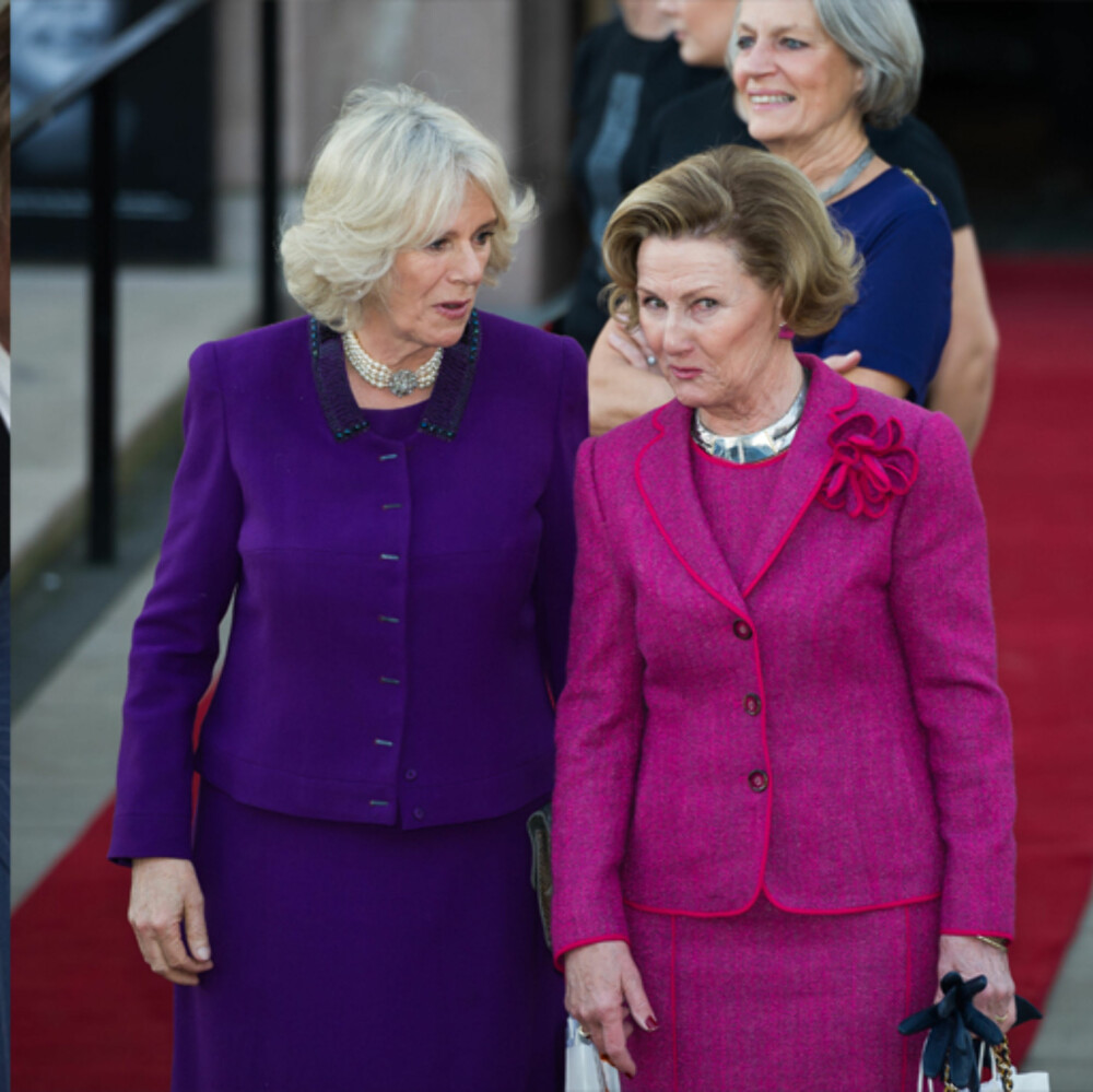 MATCHENDE: Hertuginne Camilla og dronning Sonja snakket sammen som skulle de vært gamle skolevenninner. Begge stilig antrukket i matchende drakter.