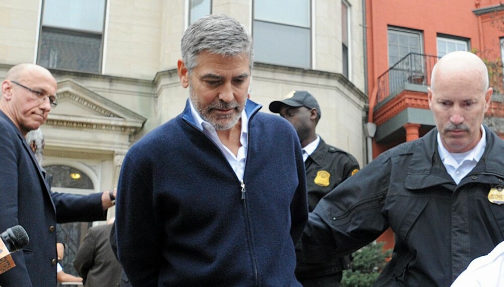 POLITISK AKTIV: George Clooney ble ført bort av politiet da han forleden demonstrerte utenfor den sudanske ambassaden i Washington.