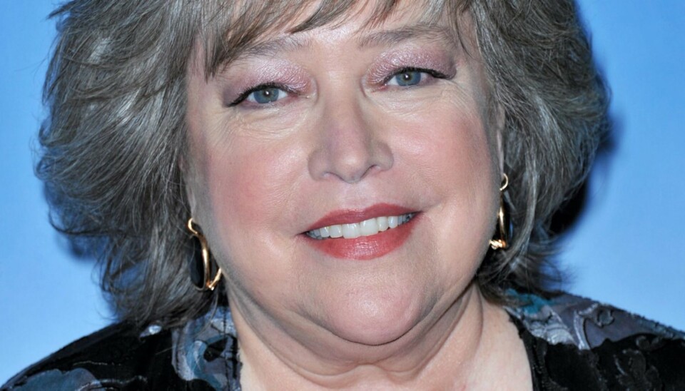 OKEYYYYYYY?: Kathy Bates - en av Hollywoods grand old ladies - skal gestalte spøkelset til Charlie Harper i Two And A Half Men.