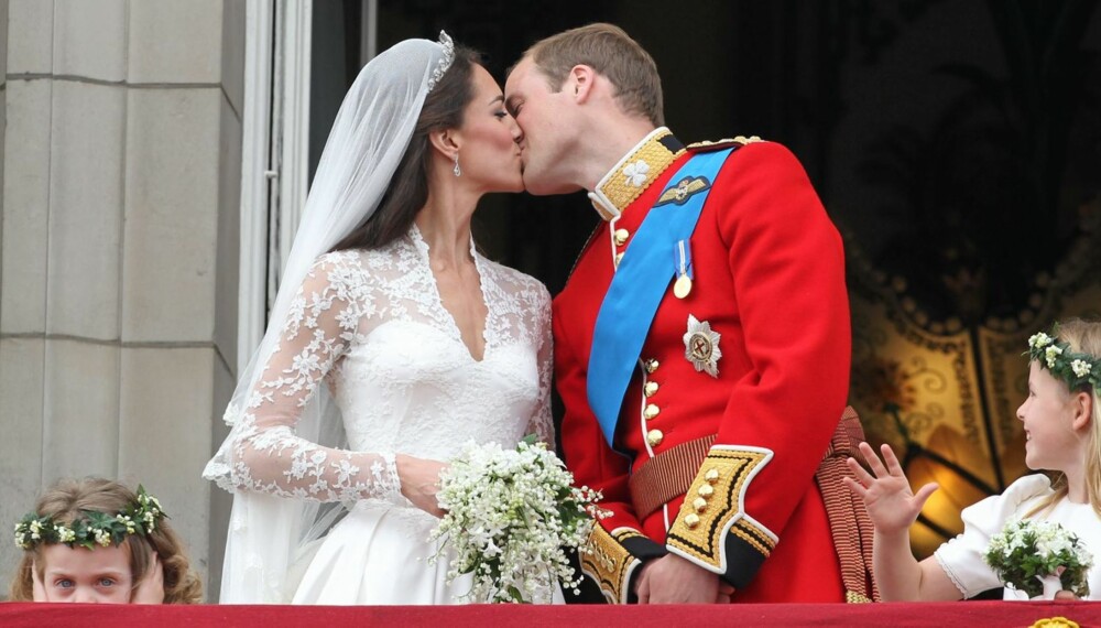HISTORISK ØYEBLIKK: Kate Middleton slapp å vente lenger. Prins William og Kate Midddleton giftet seg 29. april i fjor, og balkong-kyssene vaar kronen på verket.