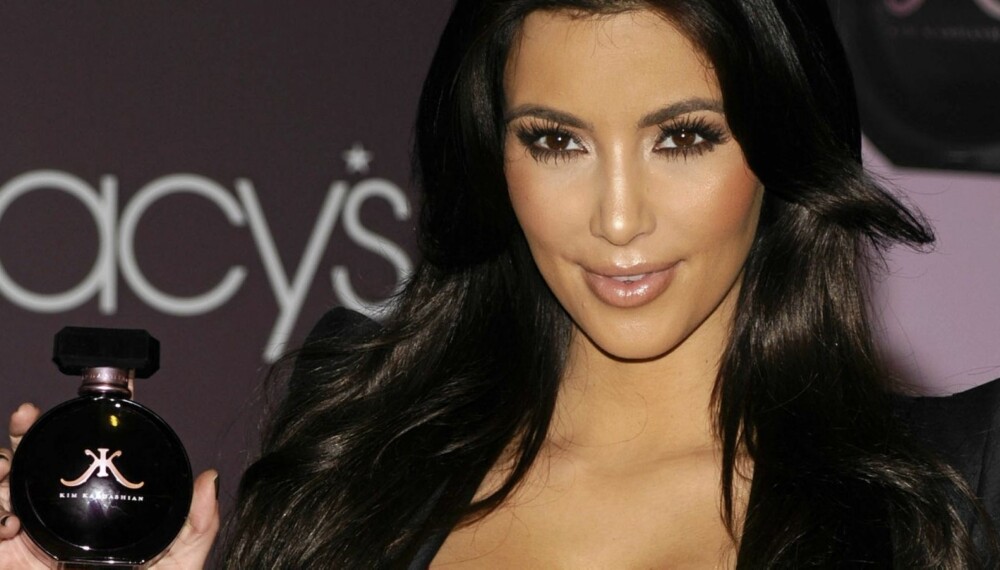 UNDER ANGREP: Kim Kardashian skulle bare lansere sin parfymekolleksjon da hun ble overfalt av en rabiat dame med bakepulver.