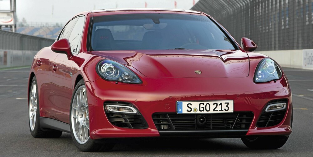 OG NÅ DENNE: .... Dette er splitter nye Porsche Panamera GTS med sugemotor og 430 hk.