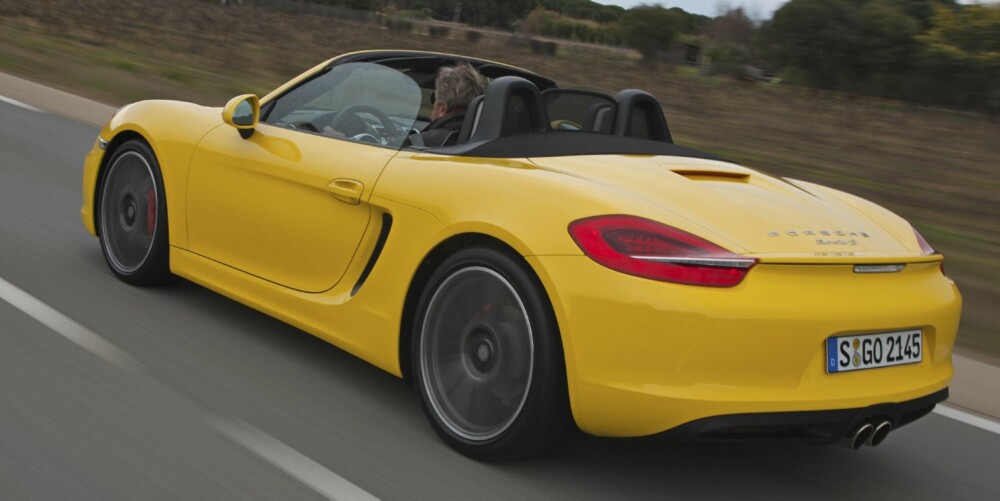 SOMMERMORO: Store hjul var en del av oppskriften for den nye Porsche Boxster. Som standard har en Boxster 18-tommere, mens den sterkere Boxster S har 19-tommere. På ekstrautstyrslista finnes også 20-tommere. FOTO: Porsche SOMMERMORO: Store hjul var en del av oppskriften for den nye Porsche Boxster. Som standard har en Boxster 18-tommere, mens den sterkere Boxster S har 19-tommere. På ekstrautstyrslista finnes også 20-tommere. FOTO: Porsche