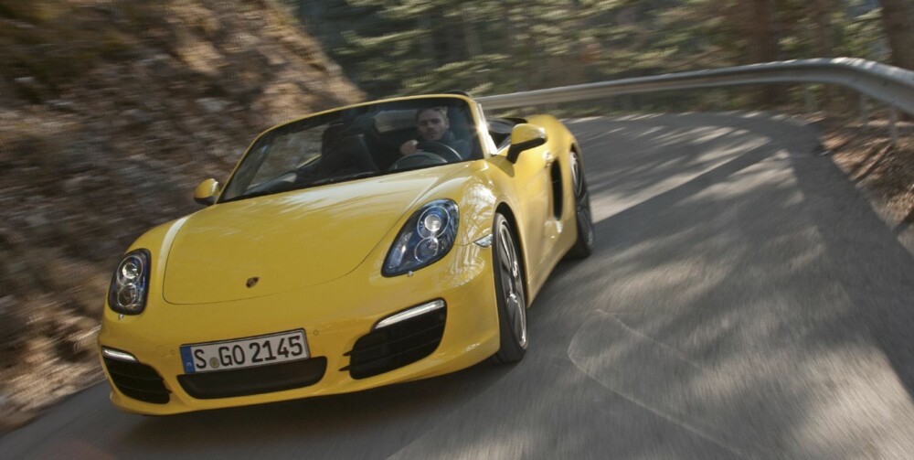 RETTE ELEMENT: Svinger er tingen for Porsche Boxster. Styrefølelsen er svært ditrekte - det holder for det meste med svært små rattbevegelser. FOTO: Porsche RETTE ELEMENT: Svinger er tingen for Porsche Boxster. Styrefølelsen er svært ditrekte - det holder for det meste med svært små rattbevegelser. FOTO: Porsche