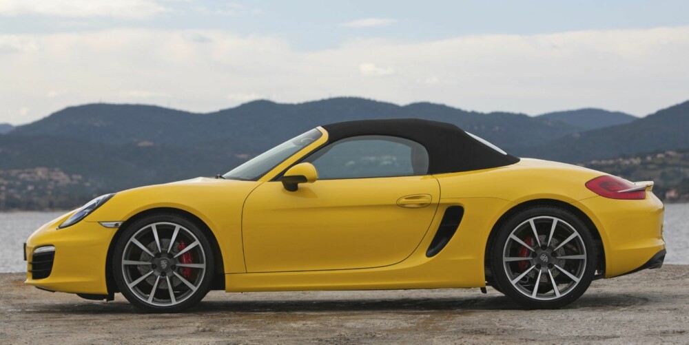 LETT, MEN TETT: Takkonstruksjonen er i magnesium for å holde vekta nede. Stoffet er overraskende lydtett - i kupeen er det ikke stort mer støy enn i en bil med vanlig tak. FOTO: Porsche LETT, MEN TETT: Takkonstruksjonen er i magnesium for å holde vekta nede. Stoffet er overraskende lydtett - i kupeen er det ikke stort mer støy enn i en bil med vanlig tak. FOTO: Porsche